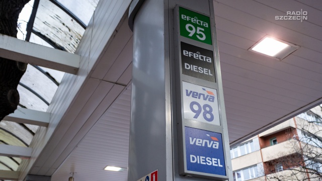 W niedzielę zaczyna obowiązywać pakiet obniżający ceny paliwa. Ustawy w piątek przyjął Sejm i Senat, a następnie podpisał je prezydent. W sobotę pakiet został opublikowany w Dzienniku Ustaw.