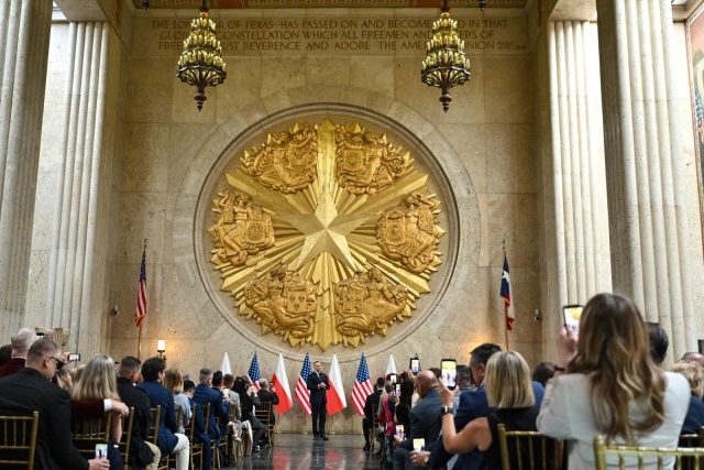 Prezydent Karol Nawrocki zakończył wizytę w Stanach Zjednoczonych. W ciągu dwóch dni w Dallas w Teksasie wziął udział w konferencji amerykańskich konserwatystów CPAC, odwiedził fabrykę samolotów F-35 i spotkał się z Polonią, uczestniczył też we mszy świętej.