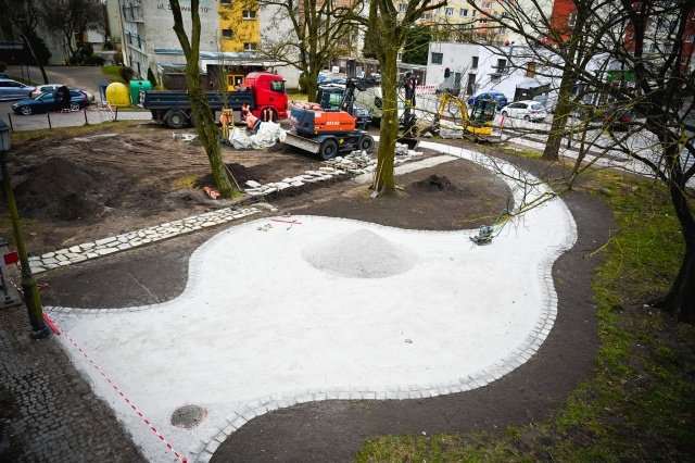 Trwają prace przy Bramie Wałowej w Stargardzie. Skwer przechodzi metamorfozę.