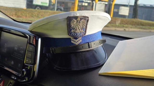 Nowe przepisy i pierwsze działania - policjanci drogówki z Wałcza ruszyli nocą na ulice, żeby ukrócić niebezpieczne popisy kierowców, takie jak drift czy jazda motocyklem na jednym kole.