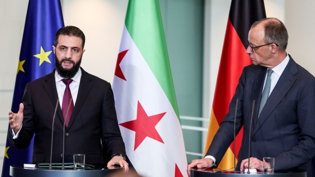 Kanclerz Niemiec Friedrich Merz zaapelował w poniedziałek do syryjskich uchodźców w Niemczech o powrót do swojego kraju i pomoc w odbudowie zniszczonego państwa. Jak oznajmił, w ciągu trzech lat do Syrii powinno powrócić około 80 proc. obywateli tego kraju, którzy znaleźli schronienie w Niemczech.