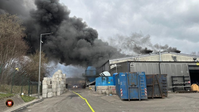 Płonie hala sortowni odpadów na terenie składowiska w Chojnicy pod Mirosławcem.