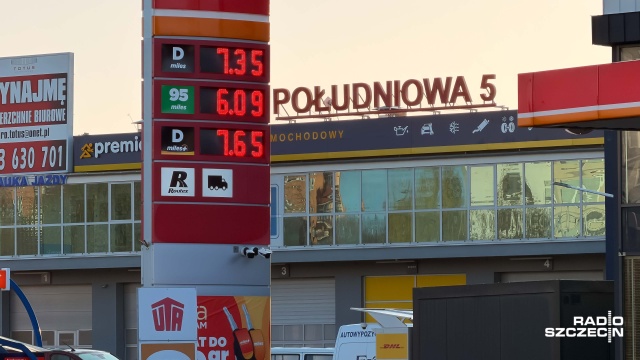 Od wtorku ceny paliw na stacjach będą niższe o ponad złotówkę na litrze. Kierowcy zapłacą maksymalnie 6 złotych i 16 groszy za litr benzyny bezołowiowej 95 oraz 7 złotych i 60 groszy za litr oleju napędowego.