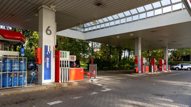 Ceny paliw na stacjach spadły o ponad złotówkę na litrze. We wtorek maksymalna cena litra benzyny to 6,16 zł, a litr oleju napędowego może kosztować najwyżej 7,60 zł.