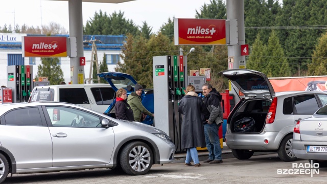 Duży ruch na przygranicznych stacjach paliw. Do Lubieszyna wrócili niemieccy kierowcy. To w związku z regulacjami cen paliw i wprowadzeniem maksymalnej dziennej stawki.