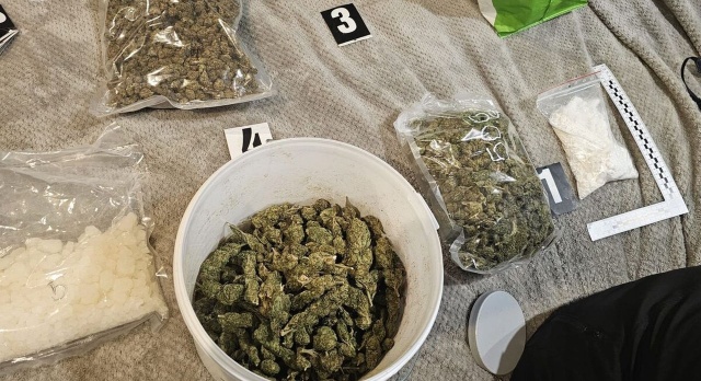 Policjanci ze Szczecinka zatrzymali 22-latka, który podejrzany jest o handel narkotykami. Mężczyzna miał w domu 7 kilogramów substancji odurzających między innymi marihuany, amfetaminy i mefedronu.