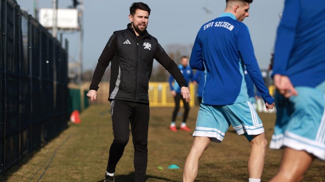 Patryk Kurant został nowym trenerem piłkarzy Świtu Szczecin. 35-latek był asystentem dotychczasowego szkoleniowca Tomasza Kafarskiego, który przestał pełnić obowiązki pierwszego trenera.