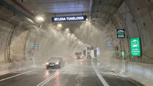 Jeszcze w kwietniu przejazd tunelem pod Świną będzie wiązał się z przymusowym myciem samochodu. Na wjeździe podwodnej drogi zamontowane będą specjalne zraszacze, które obmyją pojazdy z kurzu i błota.