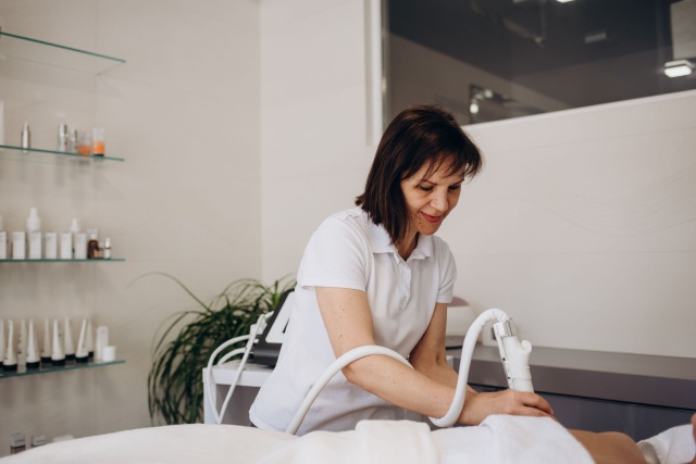 Kriolipoliza regularnie pojawia się w kontekście modelowania sylwetki, ale coraz rzadziej mówi się o niej w kategorii szybkiego efektu. Zmienia się sposób patrzenia na ten proces - kluczowe staje się nie samo działanie chłodu, ale to, jak organizm reaguje w kolejnych tygodniach. To dlatego osoby z pozornie podobnym punktem wyjścia mogą finalnie zobaczyć zupełnie różne rezultaty.