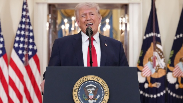 Środowe orędzie prezydenta USA Donalda Trumpa było wyrazem samouwielbienia oraz oderwania od rzeczywistości, jeśli chodzi o amerykańskie zwycięstwa - ocenił w czwartek francuski dziennik Le Monde, zauważając, że Stany Zjednoczone nie mają jasnej strategii wobec Iranu.