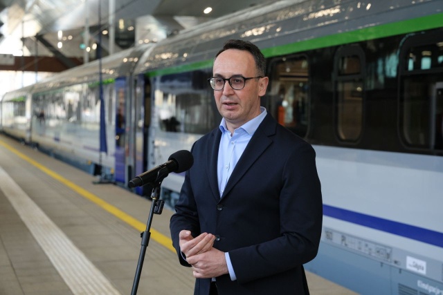 Podróżowanie pociągami PKP Intercity będzie wygodniejsze. Spółka odebrała sześć wagonów Combo zmodernizowanych przez poznańskie Zakłady Cegielskiego.