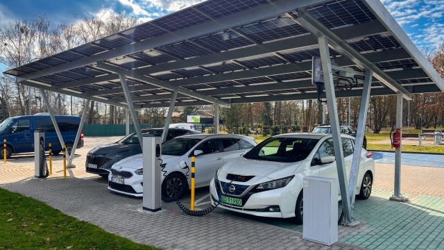 Wiata parkingowa, wyposażona w panele fotowoltaiczne, pojawiła się na terenie szczecińskiego Centrum Żeglarskiego.