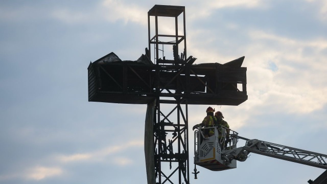 Spłonął papieski krzyż przy kościele pod wezwaniem św. Maksymiliana Kolbego, przy ulicy Rzymowskiego w Warszawie.