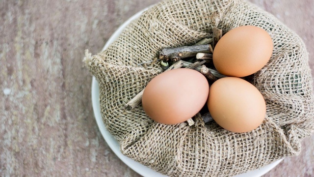 W przygotowaniu pisanek na święta mogą wyręczyć kury. Oliwkowe, niebieskie czy niemal czekoladowe kolory skorupek to hit wśród hodowców drobiu.