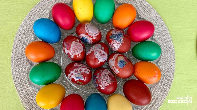 Jajka i pisanki w wielkanocnym koszyczku to symbol życia i Zmartwychwstania, ale również wiosennego przebudzenia po zimowym letargu i ciemności.