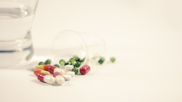 Na włosy, paznokcie, odporność czy dobre samopoczucie. Lekarze alarmują, że Polacy łykają suplementy jak cukierki.