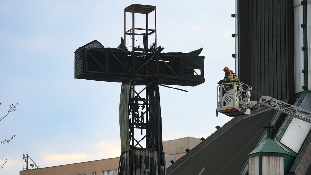 Policja wykluczyła, że przyczyną spłonięcia 25-metrowego krzyża papieskiego przed kościołem św. Maksymiliana Marii Kolbego w Warszawie było podpalenie