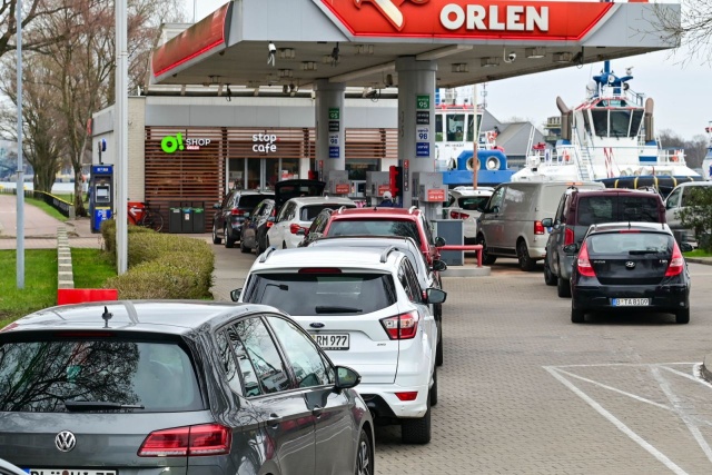 Na stacjach paliw w Lubieszynie (pow. policki) w Wielką Sobotę nadal ustawiają się kolejki pojazdów z niemieckimi tablicami rejestracyjnymi. Benzyna i olej napędowy są w Polsce tańsze nawet 50 eurocentów za litr niż po drugiej stronie granicy.