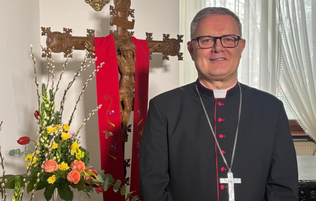 Życzę Bożego pokoju, bo w świecie rozdartym przez niezgodę i walki, bardzo pokoju potrzebujemy - mówi metropolita szczecińsko-kamieński. Arcybiskup Wiesław Śmigiel składa życzenia świąteczne.