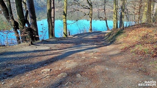 Szczecińscy radni z wnioskiem do Prezydenta Miasta o przekazanie dodatkowych środków na poprawę bezpieczeństwa ścieżki, która biegnie wokół jeziora Głębokie.