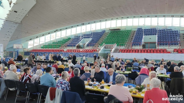 Ponad 200 osób zebrało się w Wielką Niedzielę w kołobrzeskiej hali Milenium. Trwa największe wielkanocne śniadanie w mieście.