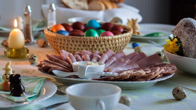Najczęściej jest podawany z jajkiem i białą kiełbasą. Chodzi o króla wielkanocnych zup, czyli żurek. Są jednak domy, w których zamiast żurku podawany jest barszcz biały.
