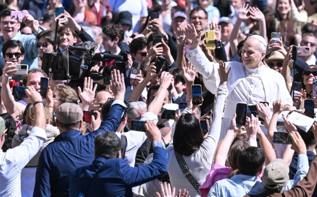 O zakończenie wojen na świecie zaapelował w Niedzielę Wielkanocą papież Leon XIV. Po mszy na Placu św. Piotra z balkonu bazyliki wygłosił orędzie i udzielił błogosławieństwa Urbi et Orbi.