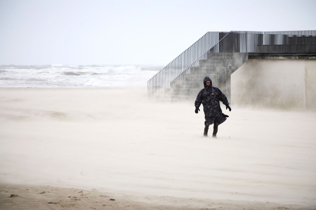 Zablokowane autostrady, wstrzymany ruch kolejowy, odwołane loty i uszkodzone budynki - tak wygląda sytuacja w Wielkiej Brytanii i Irlandii po uderzeniu sztormu Dave. Silny wiatr łamie drzewa i powoduje lokalne zniszczenia, a służby apelują do osób wracających ze świątecznych wyjazdów o zachowanie szczególnej ostrożności.