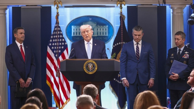 Donald Trump grozi Iranowi atakiem. Jak mówił, w nocy z wtorku na środę czasu obowiązującego w Polsce (78.04) mija ostateczny termin, jaki wyznaczył Teheranowi na ponowne otwarcie Cieśniny Ormuz.