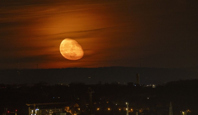 Po 40 minutach przerwy w komunikacji załoga statku Orion wyłoniła się zza niewidocznej strony Księżyca. Astronauci misji Artemis II spędzili sześć godzin na badaniu nieoświetlonej półkuli, obserwując niewidoczne z Ziemi zjawiska i wykonując szczegółowe fotografie Srebrnego Globu.