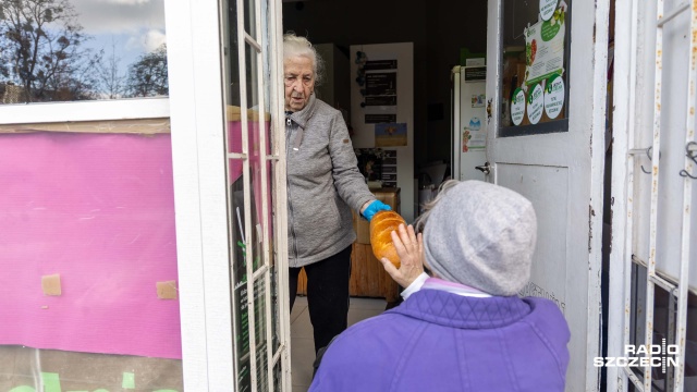 Półki szczecińskiej Jadłodzielni przy ulicy Żółkiewskiego po świętach świecą pustkami. We wtorkowy poranek tylko jedna osoba odwiedziła to miejsce, by podzielić się nadmiarem jedzenia.