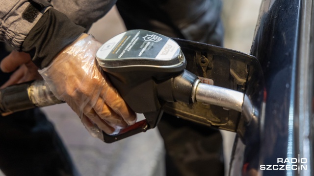 W najbliższą środę litr benzyny 95 ma kosztować nie więcej niż 6,21 zł, benzyny 98 - 6,82 zł a oleju napędowego - 7,87 zł - wynika z wtorkowego obwieszczenia Ministra Energii. Oznacza to, że w środę ceny maksymalne na stacjach będą takie same jak w ostatnich dniach, czyli od soboty do wtorku.