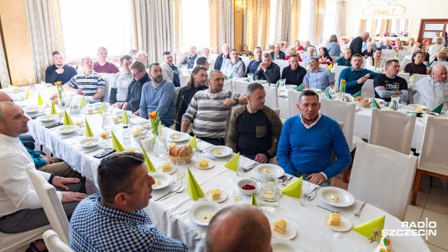Był żurek, jajka, mazurek i paczki od zajączka. Osoby samotne, bezdomne i ubogie zasiadły do uroczystego śniadania wielkanocnego w prawobrzeżnej części Szczecina.