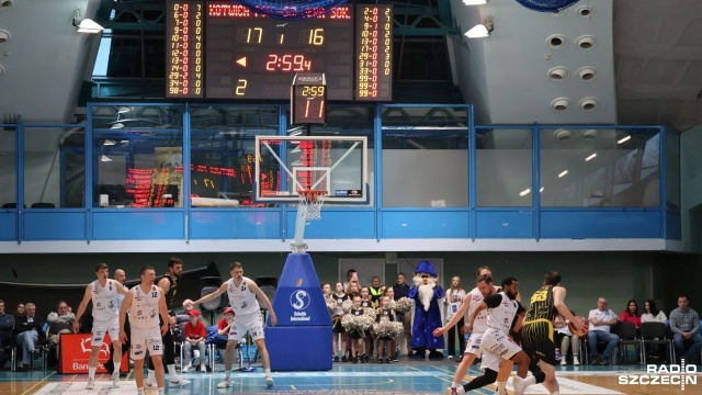 Koszykarze Kotwicy Kołobrzeg zrobili ważny krok w stronę fazy play-off. We własnej hali rozbili drużynę Sokoła Łańcut 104:84. Stracili jednak swojego najlepszego strzelca.