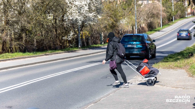 Tu się biega na własne ryzyko - mówią mieszkańcy szczecińskiego Warszewa. Na skrzyżowaniu ulic Rostockiej i Korony Północnej piesi nie mają jak się przemieszczać, bo nie ma wyznaczonego przejścia.