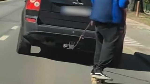 Kierująca samochodem ciągnęła deskorolkarza przy pomocy liny.