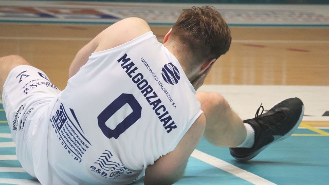 Kotwica Kołobrzeg o krok od play-offów. Po wygranej z Sokołeń Łańcut nad morzem najwięcej mówi się jednak o kontuzji, jakiej doznał lider zespołu Filip Małgorzaciak.