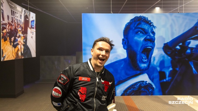 Stare szczecińskie kino Kosmos zamieniło się w ring, a wokół niego zameldowała się historia polskiego wrestlingu.