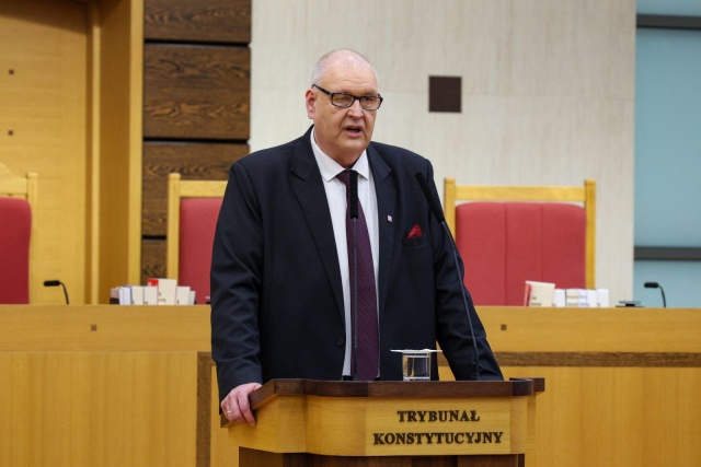 Prezes Trybunału Konstytucyjnego nie uznaje czworga nowo wybranych sędziów.