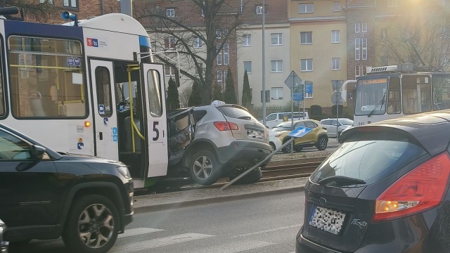Około godziny 7.25 na Pogodnie tramwaj zderzył się z samochodem osobowym.