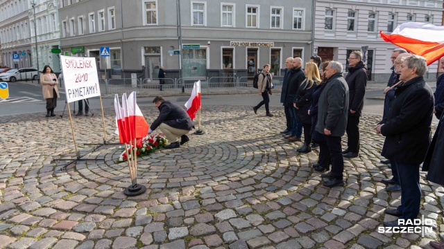 Mija 16 lat od katastrofy smoleńskiej. W rocznicę tragicznych wydarzeń zachodniopomorscy politycy Prawa i Sprawiedliwości i mieszkańcy Szczecina uczcili pamięć ofiar minutą ciszy, modlitwą i złożeniem kwiatów na rondzie u zbiegu ulic Mazurskiej i Śląskiej.