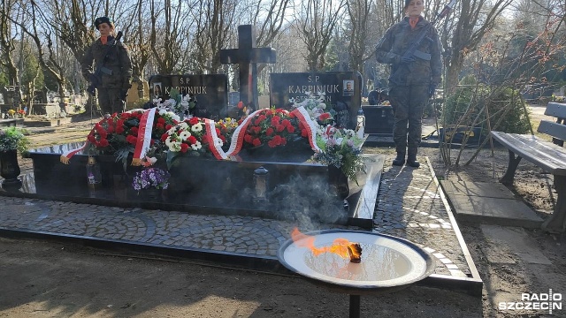 Mija 16 lat od katastrofy smoleńskiej. W Kołobrzegu w ten dzień szczególnie wspomina się posła Sebastiana Karpiniuka, który zginął na pokładzie samolotu Tu-154M.