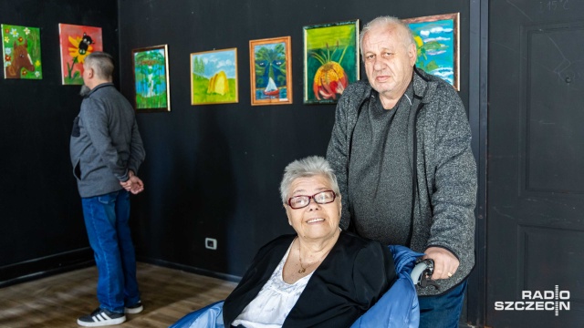 Jej obrazy przenoszą w świat natury i pokazują piękno codzienności. Jadwiga Markur maluje je z ogromną wprawą i precyzją - stopami.