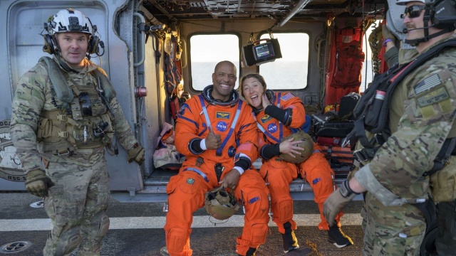 Astronauci misji Artemis II wrócili do domu kończąc tym samym podróż wokół Księżyca. Po trwającym niemal 15 minut przelocie przez atmosferę Ziemi statek kosmiczny Orion z załogą na pokładzie wodował w Oceanie Spokojnym tuż po godz. 2 nad ranem polskiego czasu.