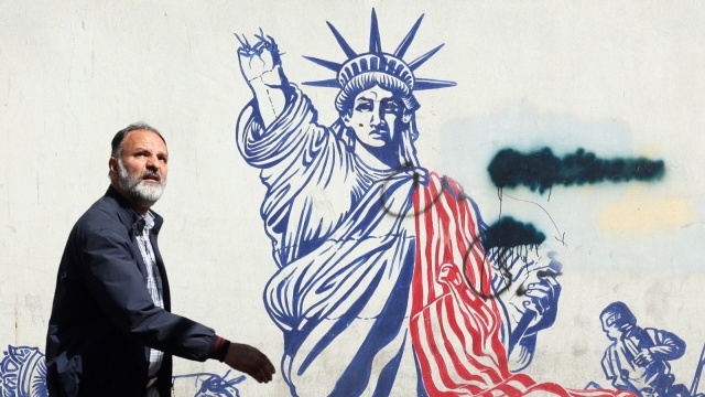 Delegacje USA i Iranu przybyły do Islamabadu na rozmowy pokojowe. Pakistański minister spraw zagranicznych Ishaq Dar wyraził nadzieję, że negocjacje będą konstruktywne.