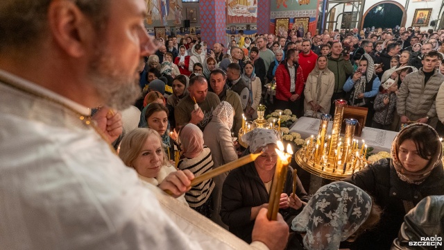 Prawosławni, których Wielkanoc wypada w tym roku tydzień po katolickiej, obchodzą 11 kwietnia uroczystość Wielkiej Soboty. Rano odprawiane były liturgie. Wierni odwiedzają symboliczne Groby Pańskie, duchowni święcą pokarmy, dojeżdżając również do miejscowości, gdzie nie ma cerkwi.