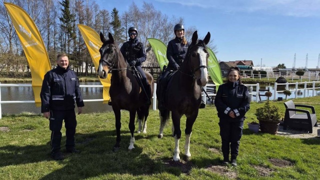 Tarakan i Golden Dream to konie ze szczecińskiej policji, które wraz z dosiadającymi je funkcjonariuszkami patrolowały ulice Kołobrzegu. Policjanci pełnili służbę w strefie uzdrowiskowej.