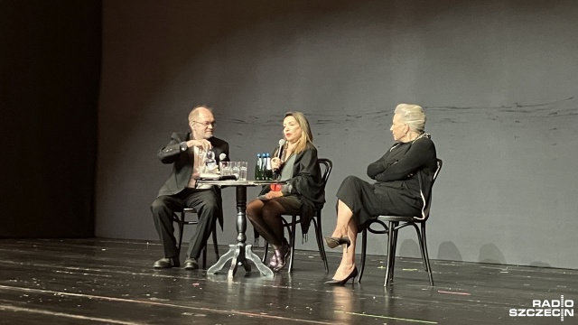 Długimi brawami na stojąco publiczność dziękowała Krystynie Jandzie za Zapiski z wygnania czyli inscenizację książki Anny Baral o tym samym tytule.