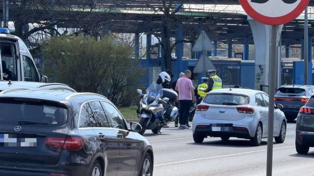 Zderzenie samochodu osobowego i motocykla na wysokości Basenu Górniczego w Szczecinie (w kierunku prawego brzegu miasta).