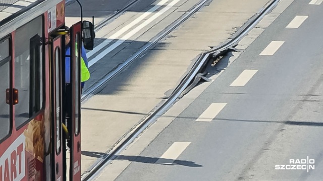 Nie ma już śladu po paraliżu na torach w okolicach katedry. Niecałą godzinę temu doszło tam do wybrzuszenia szyny tramwajowej.